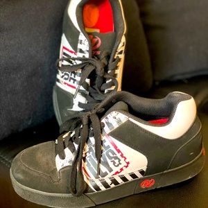 Men’s black & white Heelys sz 8